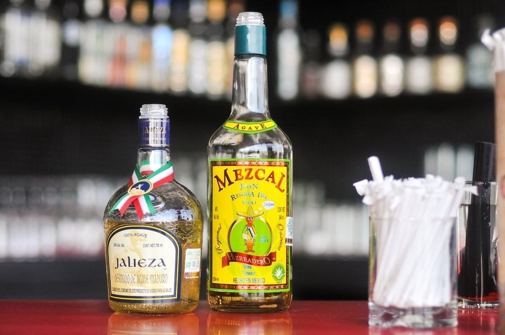 Botella de mezcal encima de una barra