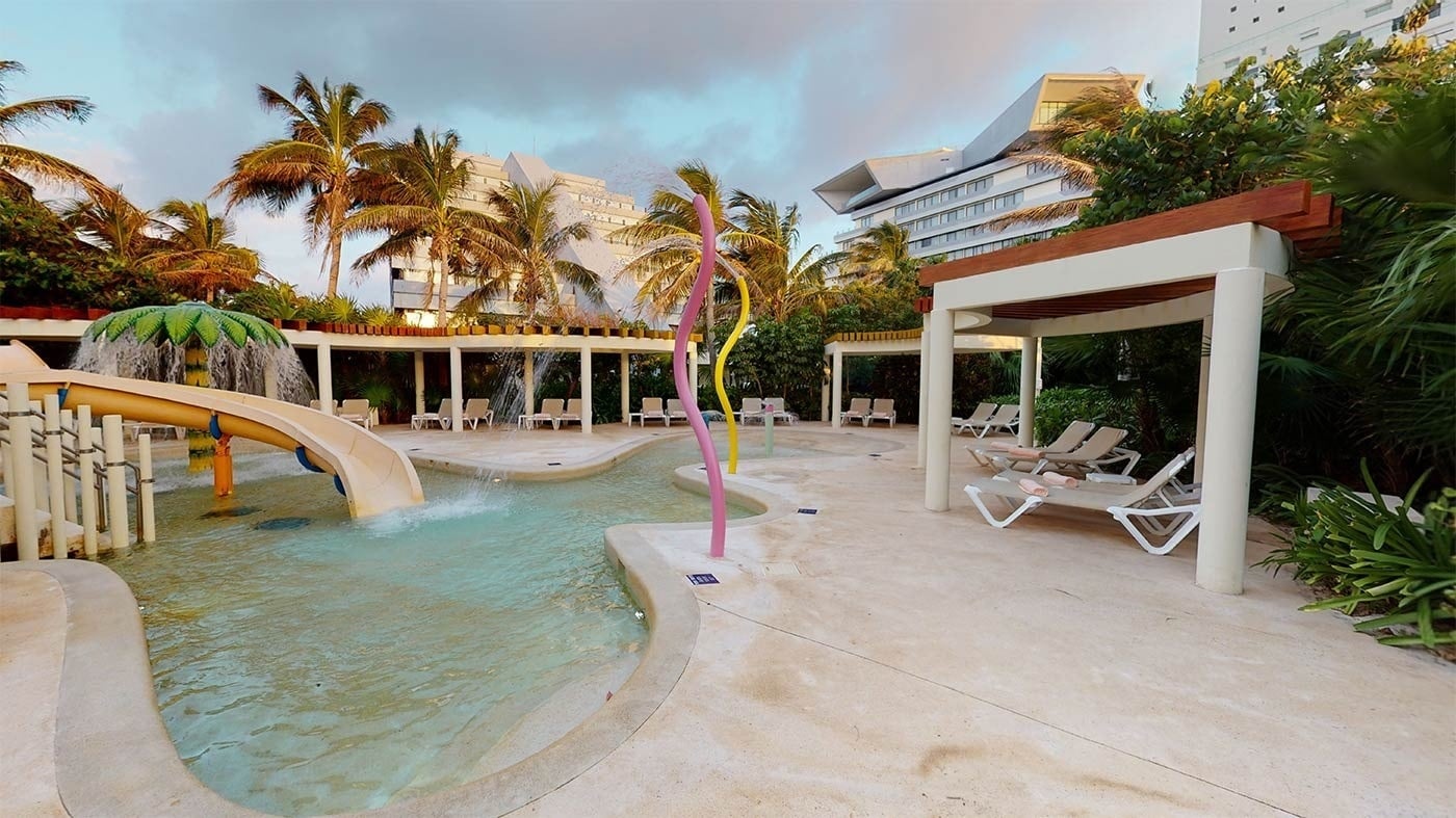 Hotel Park Royal Beach Cancún: área infantil con tobogán y palmeras. ¡Disfruta el Caribe Mexicano!