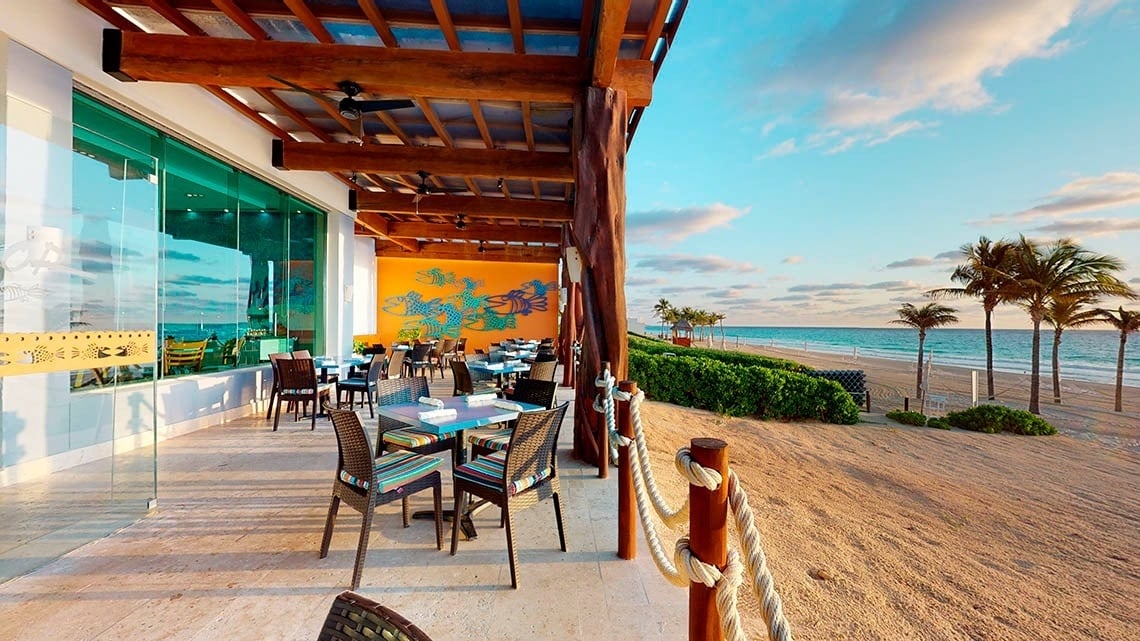 Terraza con vistas al mar del Hotel Park Royal Beach Cancún