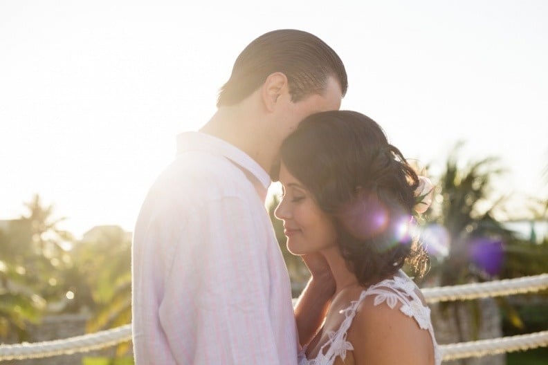 Novios recién casados en la playa. Celebra tu boda en el Hotel Grand Park Royal Cozumel