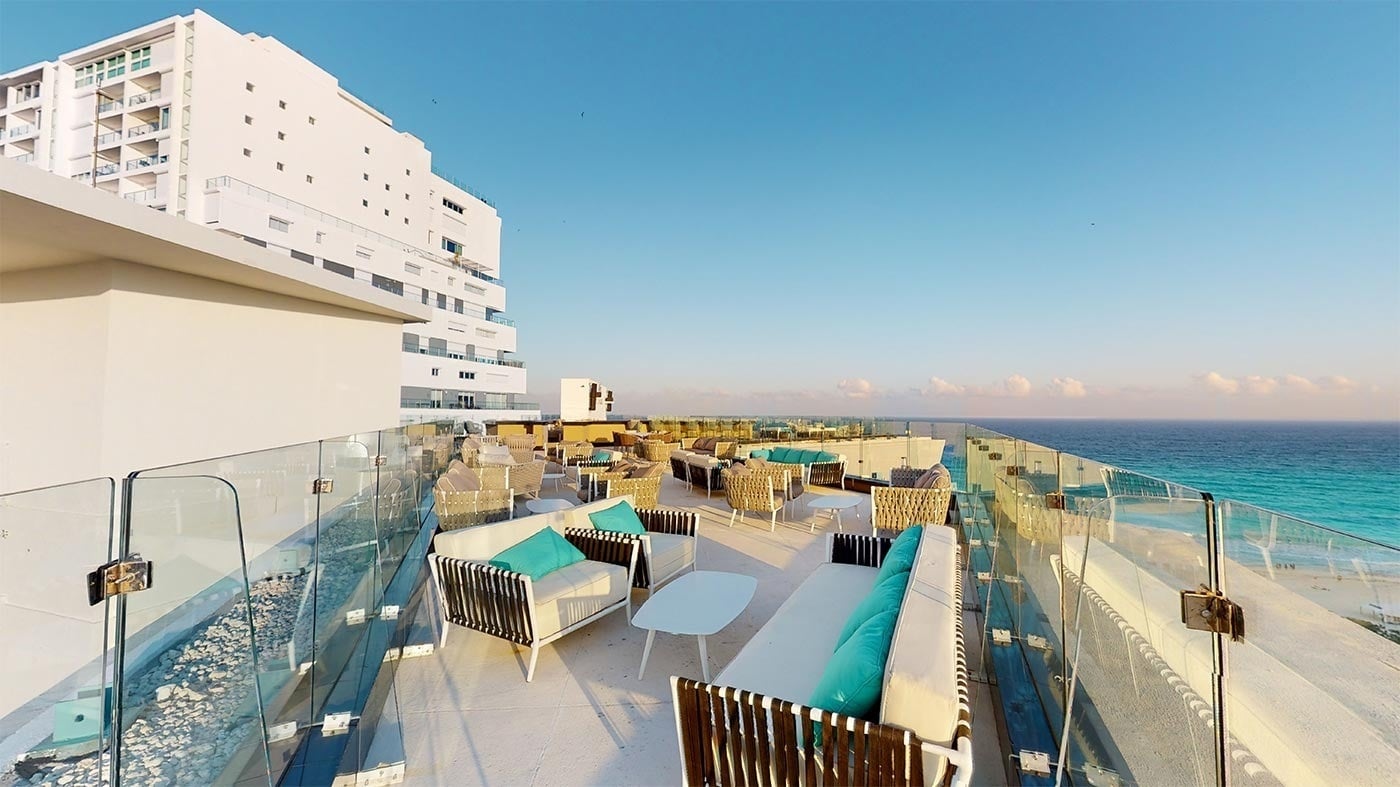 Terraza lounge con vista al mar del Hotel Park Royal Beach Cancún, ideal para disfrutar del Caribe Mexicano.