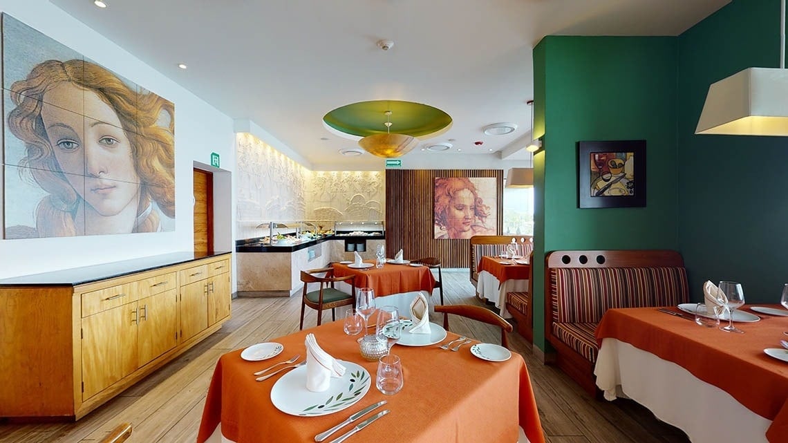 Aconchegante restaurante Andiamo decorado com pinturas da Vênus de Botticelli no Hotel Grand Park Royal Puerto Vallarta