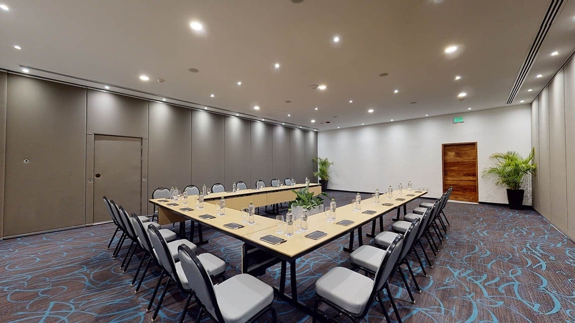 Sala de eventos, com palco e cadeiras do Hotel Grand Park Royal Puerto Vallarta