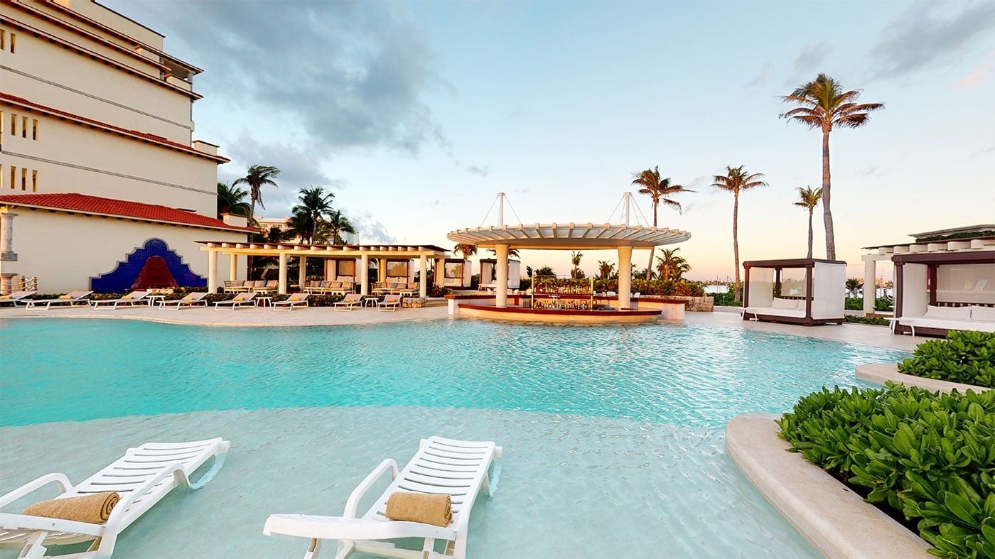 Hotel Grand Park Royal Cancun: Poolside bar, lounge beds & infinity pool.