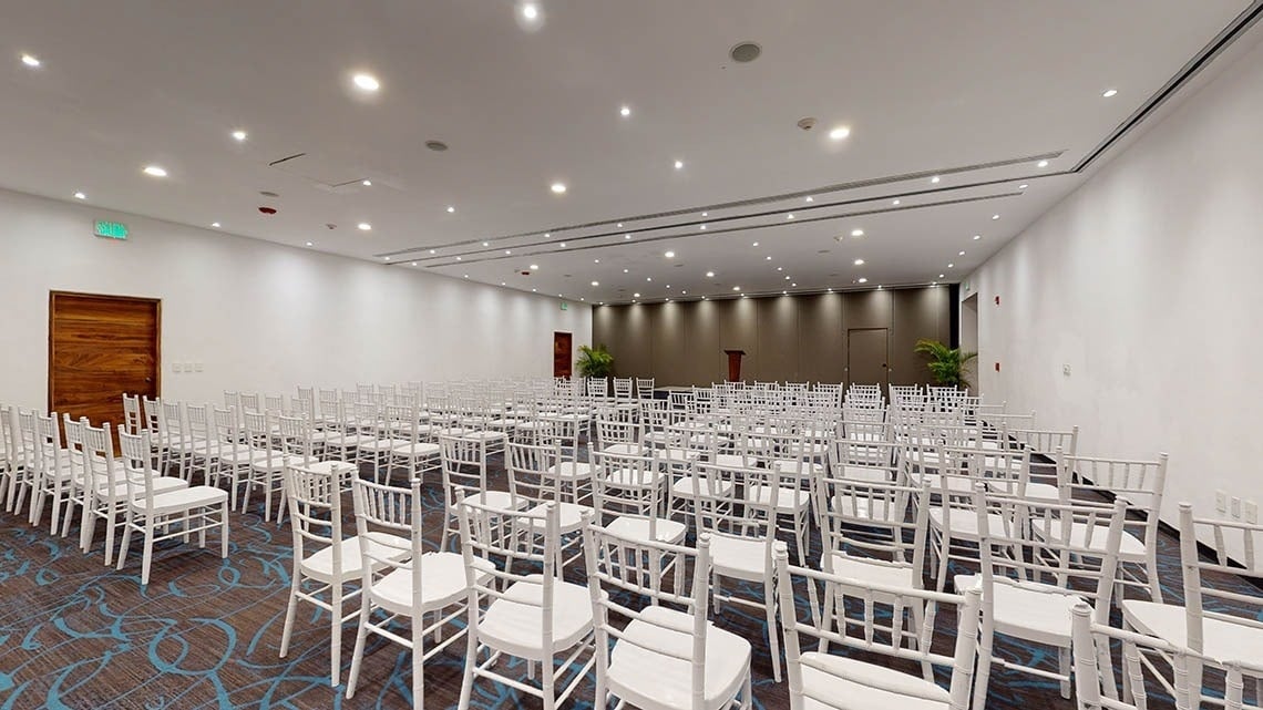Zona de sillas para organizar eventos del Hotel Grand Park Royal Puerto Vallarta