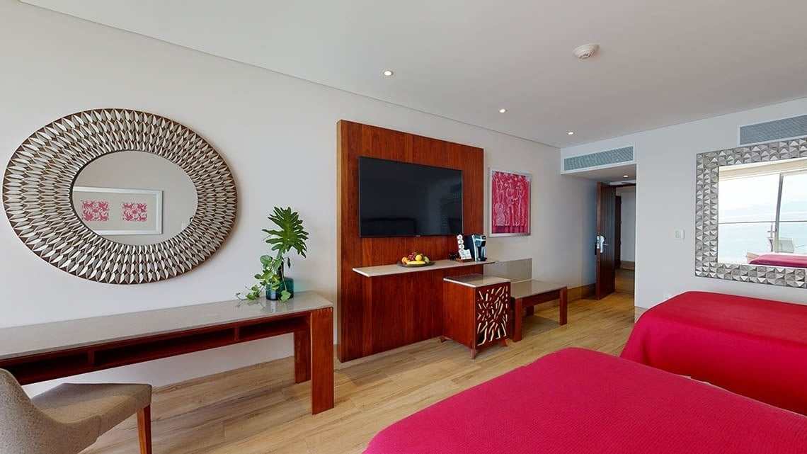 Habitación con dos camas grandes y vistas al mar del Hotel Grand Park Royal Puerto Vallarta