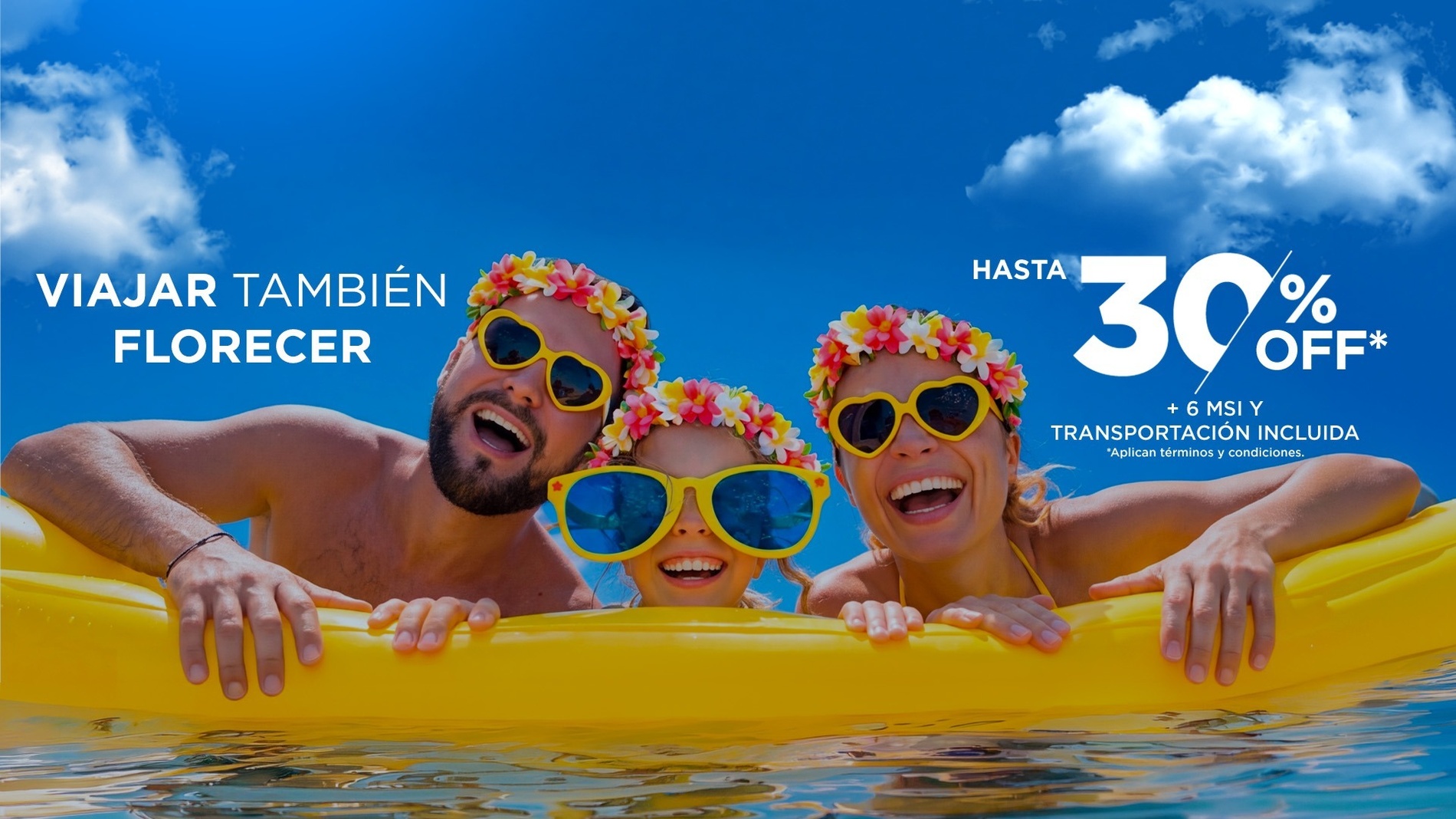 Una familia feliz, con coronas de flores y gafas de sol, disfruta en el agua bajo un cielo azul, promocionando una oferta de viaje con hasta un 30% de descuento, meses sin intereses y transporte incluido.