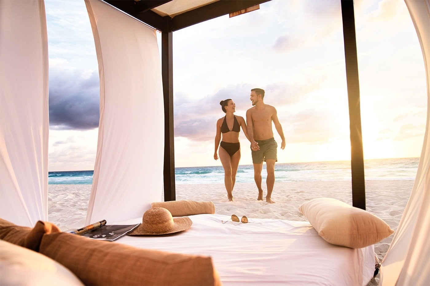 Pareja en playa al atardecer. Royal Select en Grand Park Royal Cancún, Caribe Mexicano.