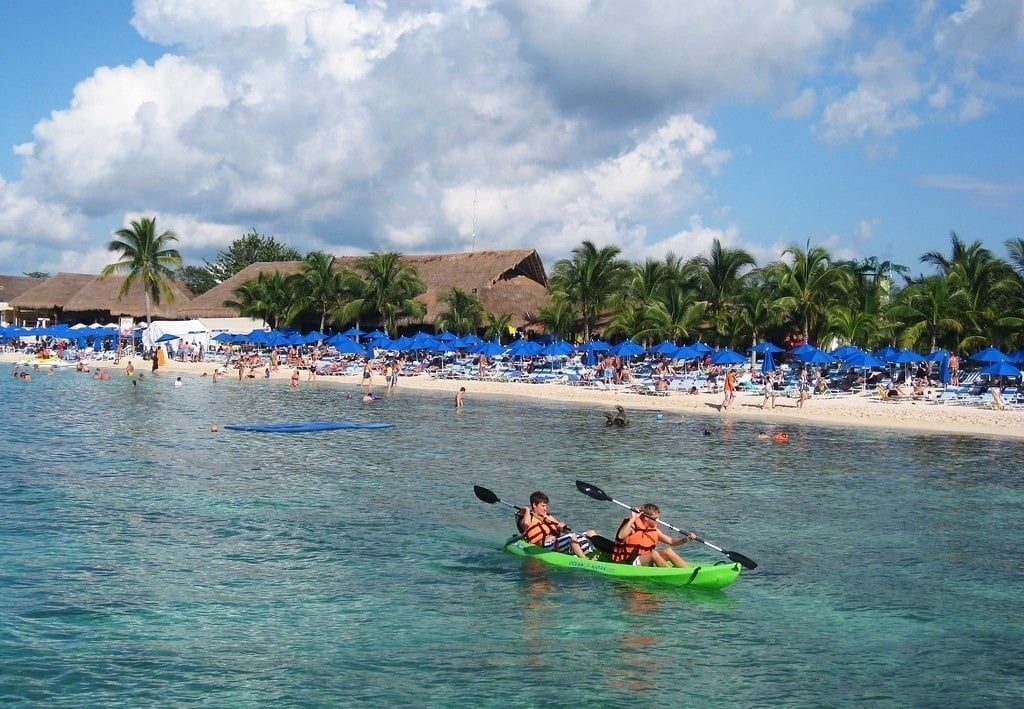 Praia de água cristalina em San Miguel de Cozumel