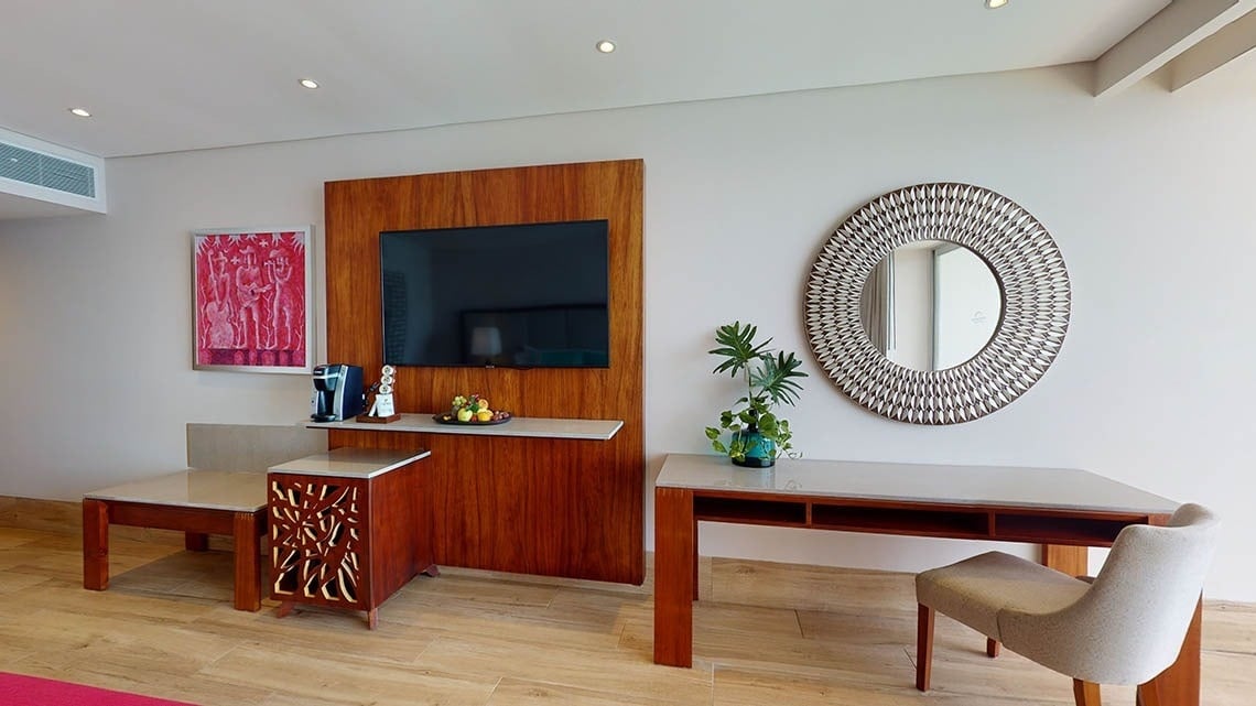 Habitación con TV, escritorio y mesa del Hotel Grand Park Royal Puerto Vallarta