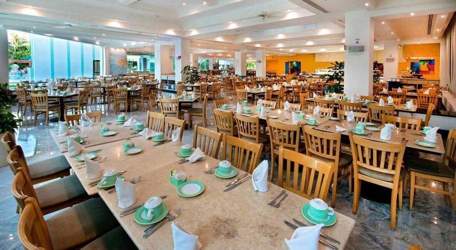 Restaurante La Veranda tipo buffet de comida campirana en Park Royal Beach Cancún