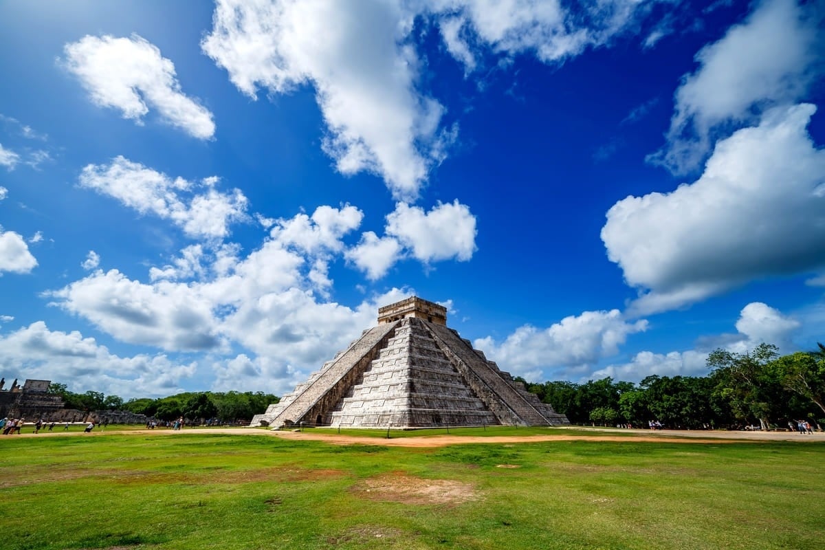 La majestuosa pirámide de Chichén Itzá bajo un cielo despejado