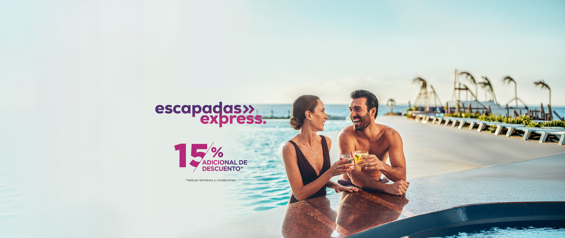 Una familia feliz, adornada con coronas de flores y gafas de sol, sonríe bajo un cielo azul brillante, en un anuncio que promociona hasta un 30% de descuento en viajes.