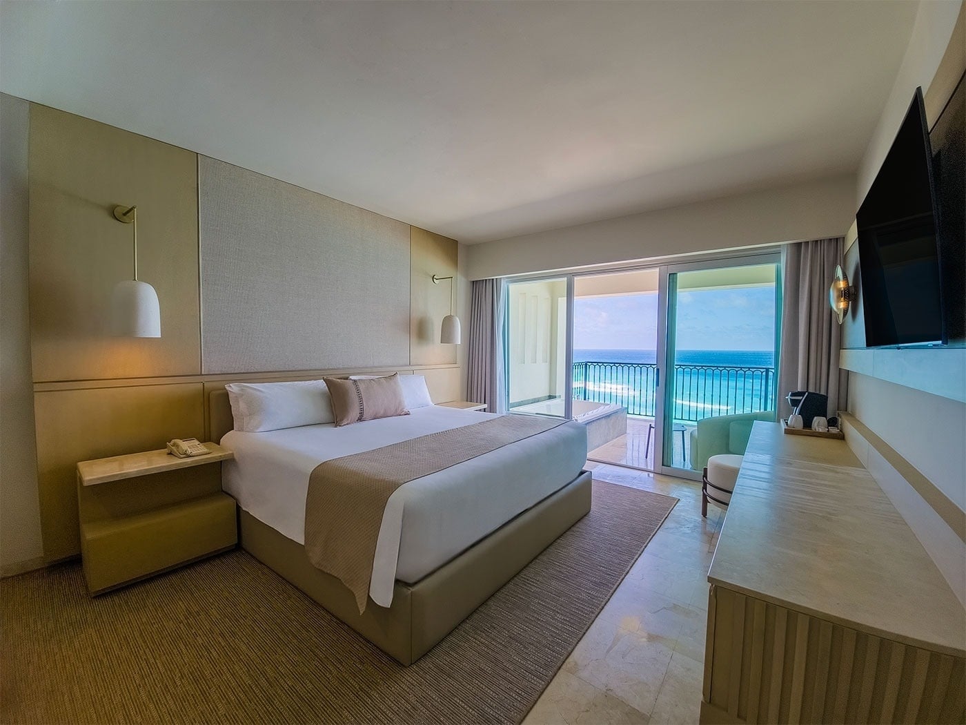 Hotel Grand Park Royal Cancun: Ocean view king bed room with balcony.