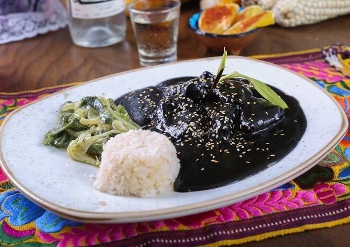 um prato de comida mexicana com arroz e legumes em uma mesa .