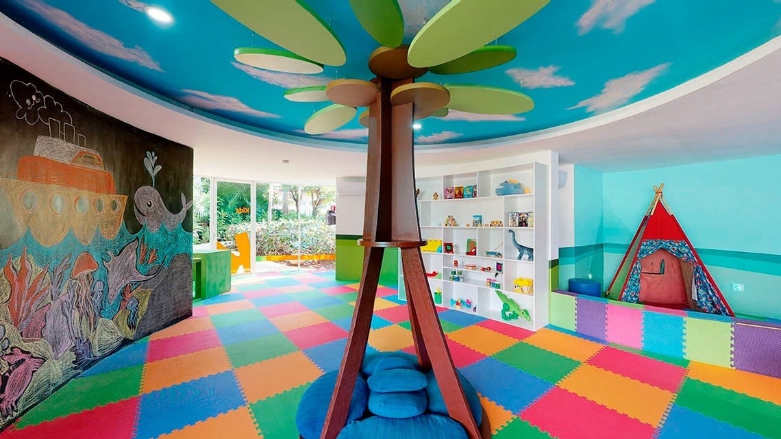 Kids` Club com coluna em forma de árvore e brinquedos no Park Royal Beach Cancun Hotel