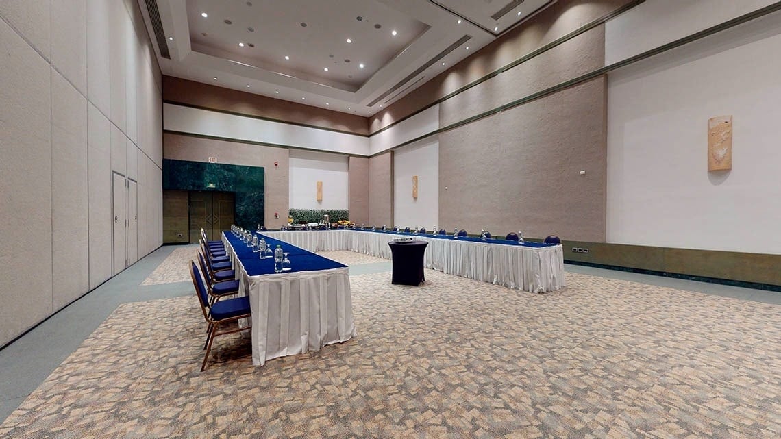 Sala de eventos com mesa e cadeiras em forma de U e púlpito no Grand Park Royal Cancun Hotel