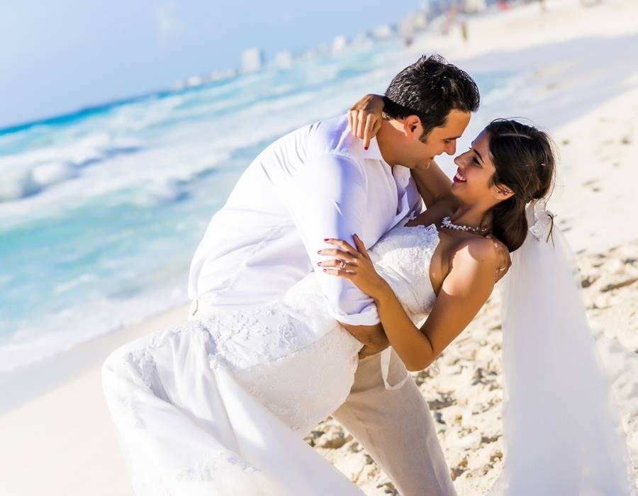 Casal recém-casado na praia. Celebre o seu casamento no Hotel Grand Park Royal Cozumel