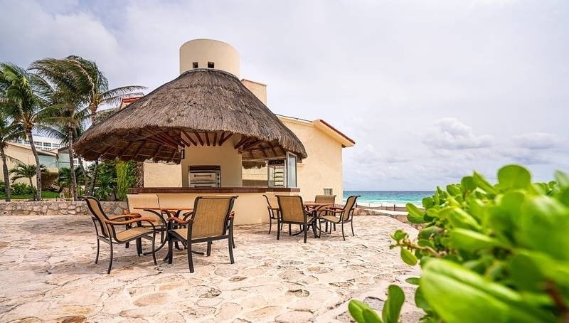 Forno ao ar livre e mesas do restaurante Pizza House no Grand Park Royal Cancun Hotel