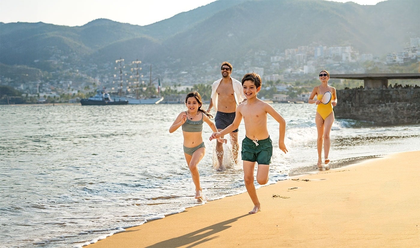 Hotel Park Royal Beach Acapulco: familia feliz corriendo en la playa del Pacífico Mexicano.
