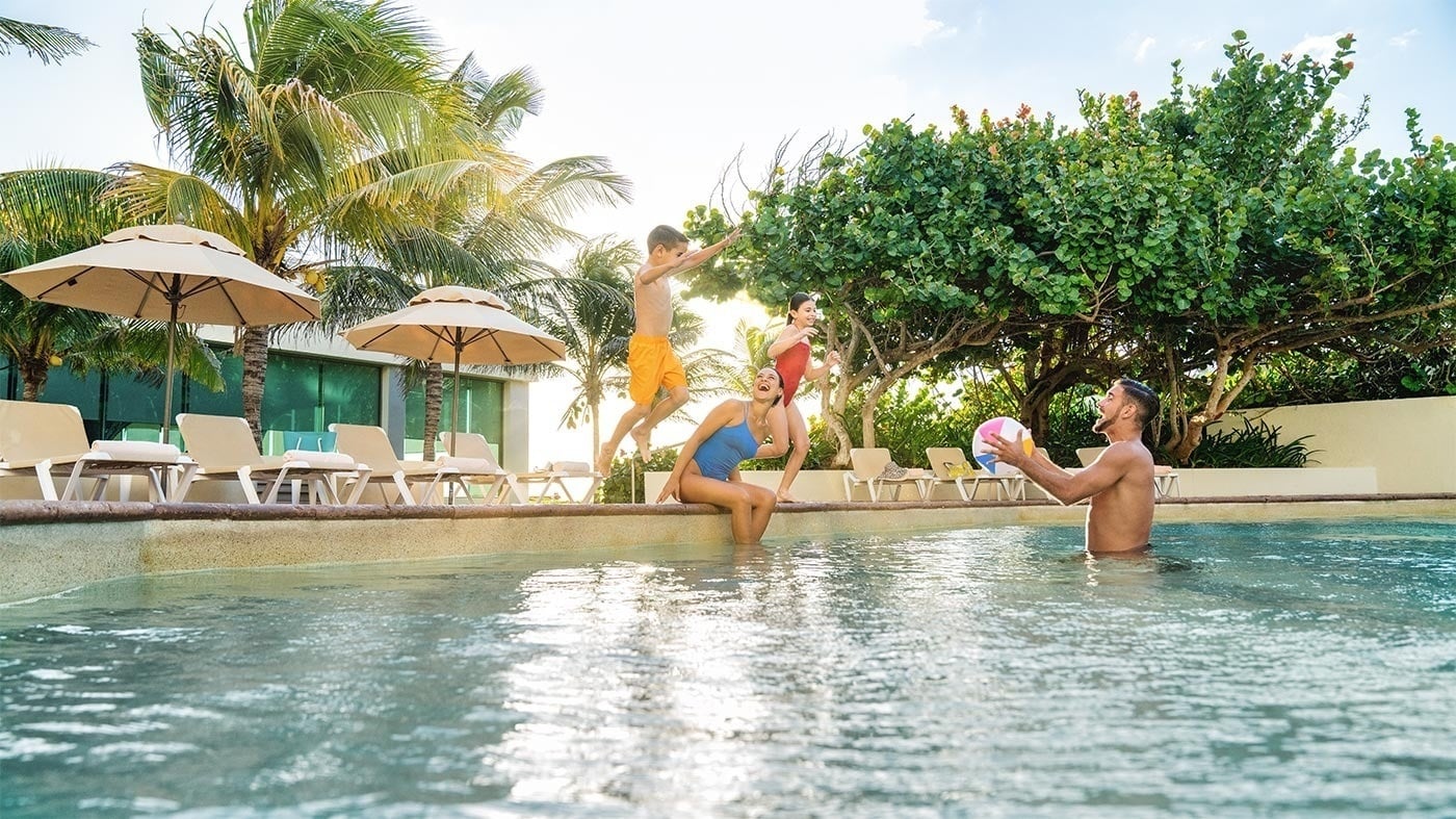 ¡Diversión familiar en la piscina del Hotel Park Royal Beach Cancún | Caribe Mexicano | Web oficial.