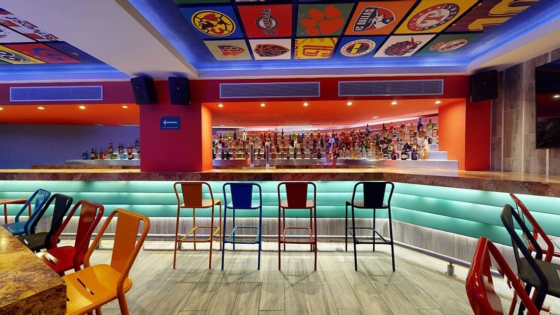 Bar con taburetes del Hotel Grand Park Royal Puerto Vallarta, Pacífico mexicano