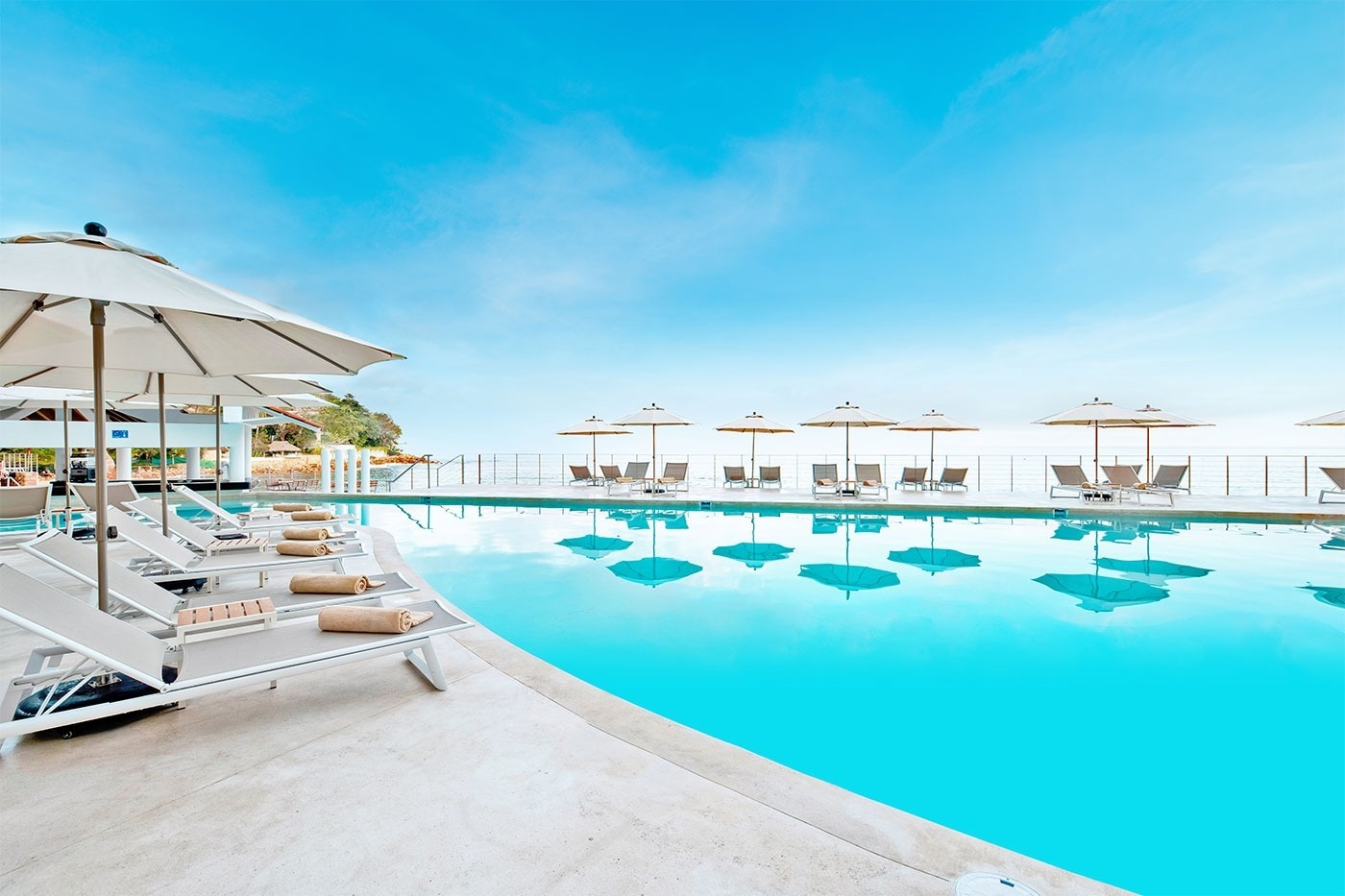 Hotel Grand Park Royal Puerto Vallarta: Stunning infinity pool with ocean views and loungers.