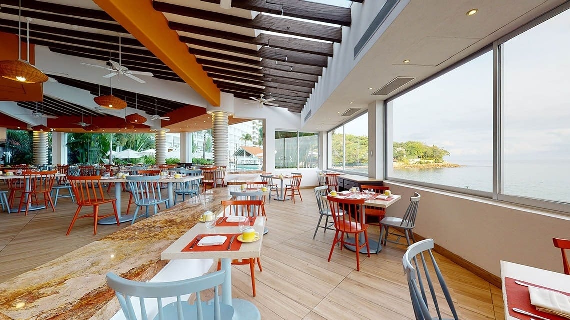 Área de restaurante com vista para o mar do Hotel Grand Park Royal Puerto Vallarta