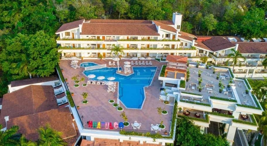 Panorámica de las facilidades del Hotel Park Royal Beach Huatulco en el Pacífico mexicano