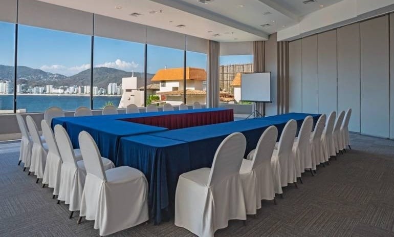 Sala de eventos con sillas y mesa en forma de U, con vistas al mar de Park Royal hoteles y resorts