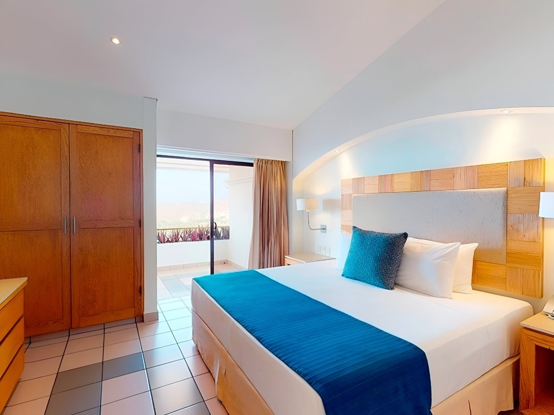 una mesa y sillas en una terraza con vistas al océano