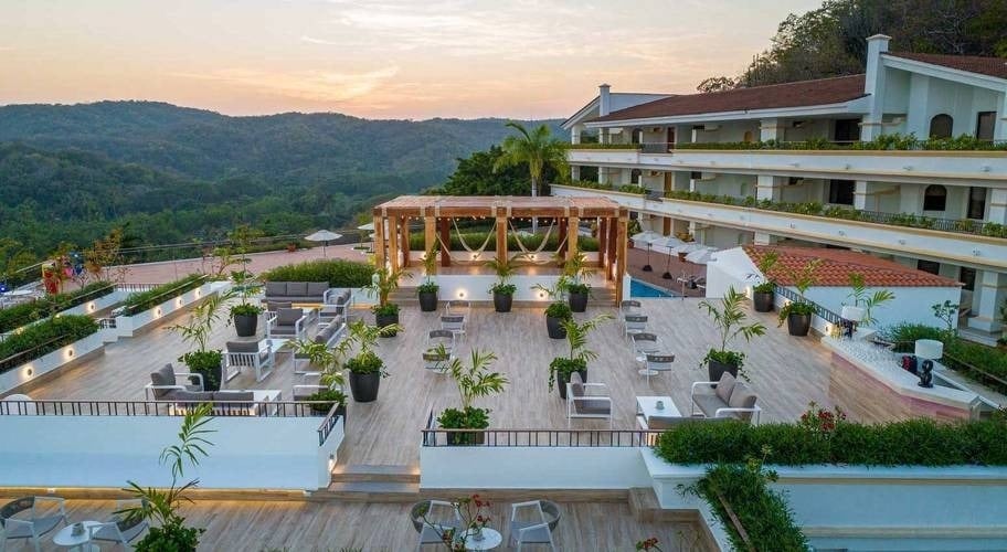 Vista aérea de bar con terraza vistas al mar en Park Royal Beach Huatulco, Pacífico Mexicano