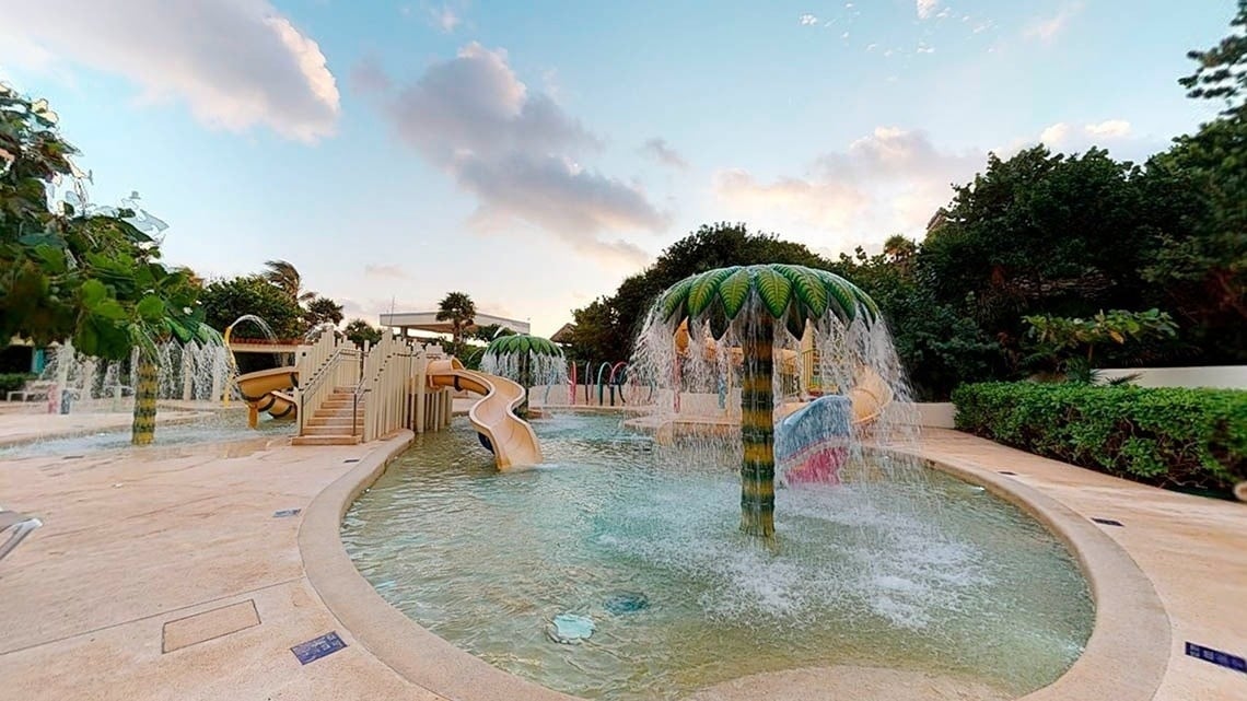 piscina infantil con toboganes y juegos de agua