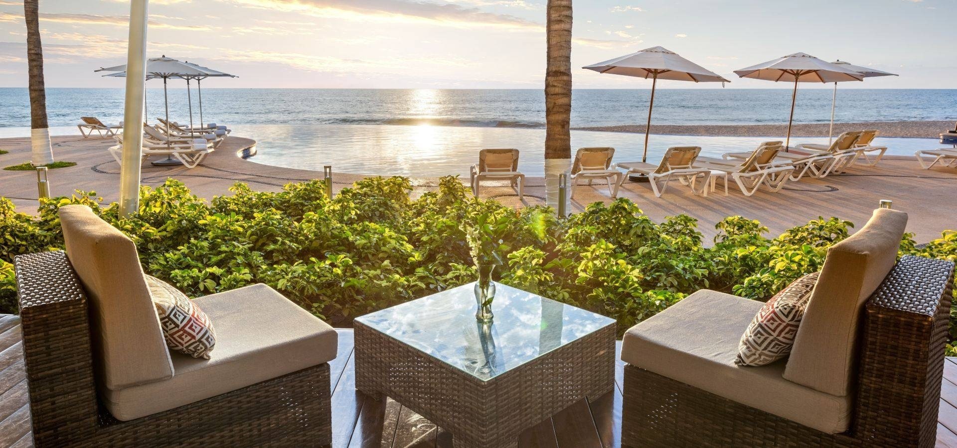 Área para sentar e apreciar a vista da piscina infinita sobre o mar no Park Royal Beach Mazatlán