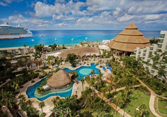 una vista aérea de un resort con un crucero en el fondo