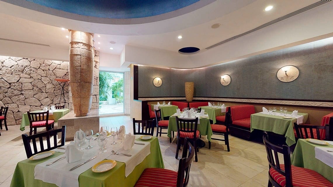 Interior de um restaurante no Grand Park Royal Cozumel Hotel