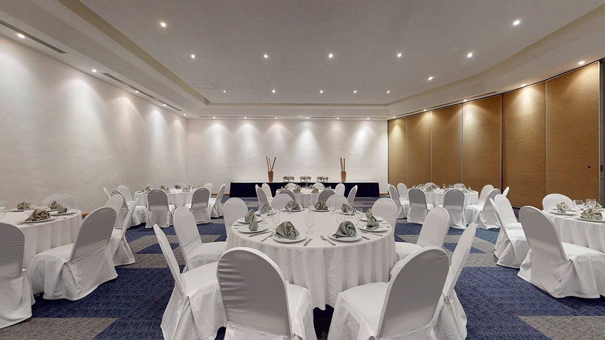 Sala de reuniões Chinchén Itzá com cadeiras no Park Royal Grand Cozumel