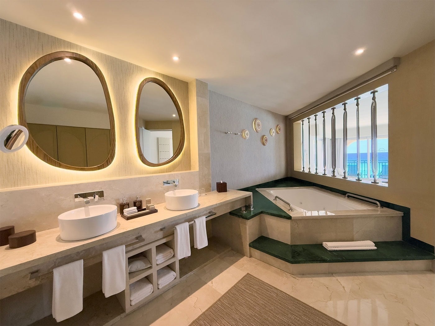 Lujoso baño con jacuzzi, vistas al mar y lavabos dobles en Royal Select at Grand Park Royal Cancún.
