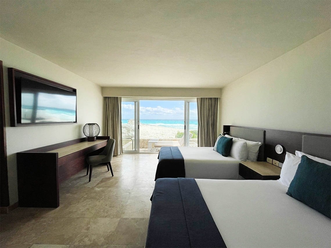 Dormitorio con vistas al mar en The Villas by Grand Park Royal Cancún 