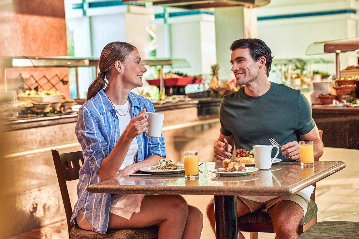 Pareja disfrutando un desayuno buffet en Park Royal: Corpo