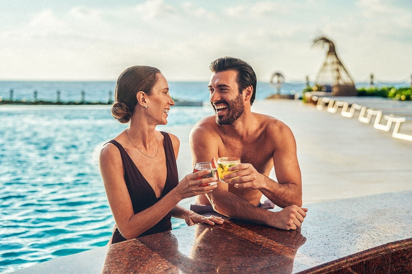 Hotel Grand Park Royal Cancun: Couple enjoys cocktails at swim-up bar in Mexican Caribbean.