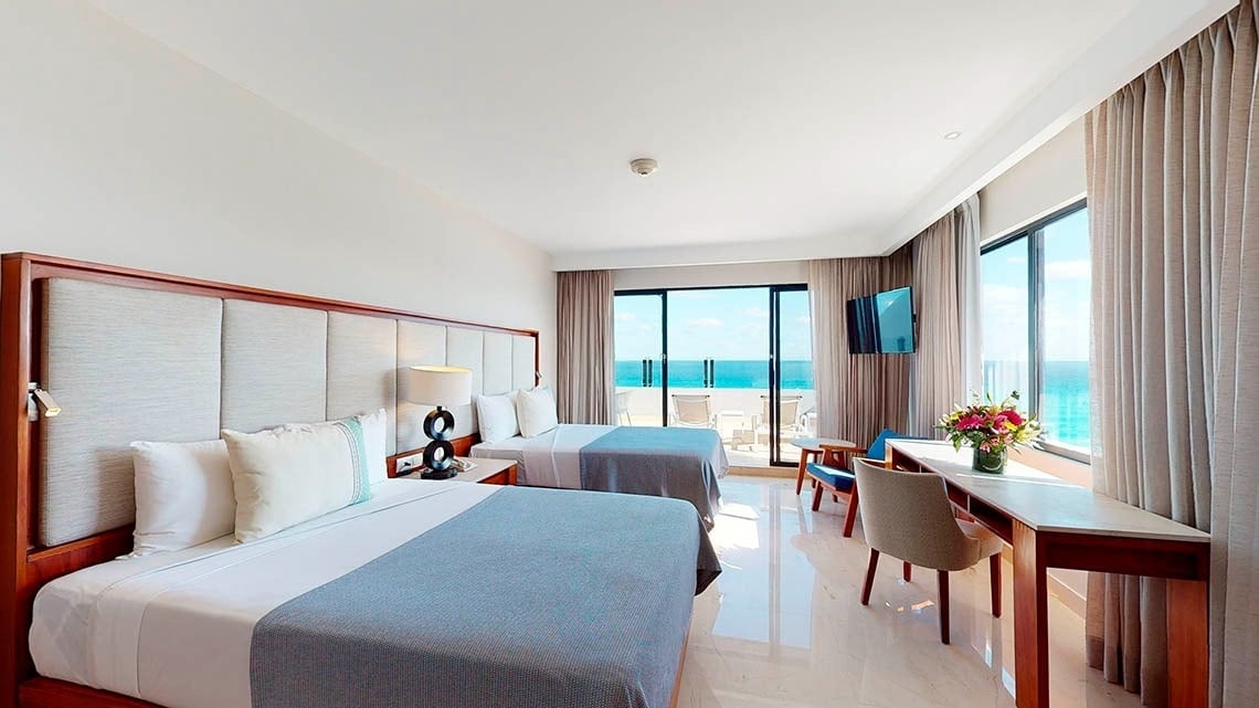 Quarto com duas camas e terraço com vista para o mar no Park Royal Beach Cancun Hotel