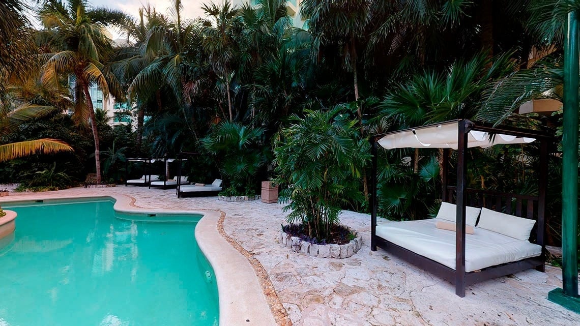 Piscina exterior con camas balinesas del Hotel Grand Park Royal Cozumel