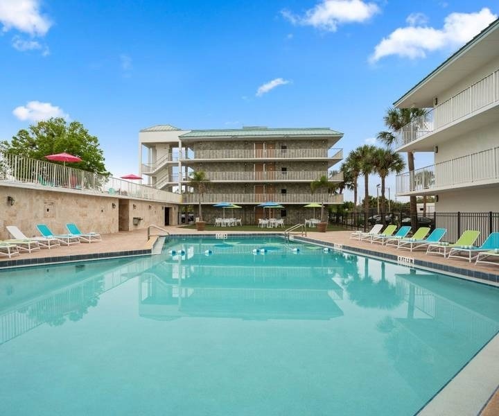 Piscina ao ar livre e instalações no Royal Park Orlando, Estados Unidos