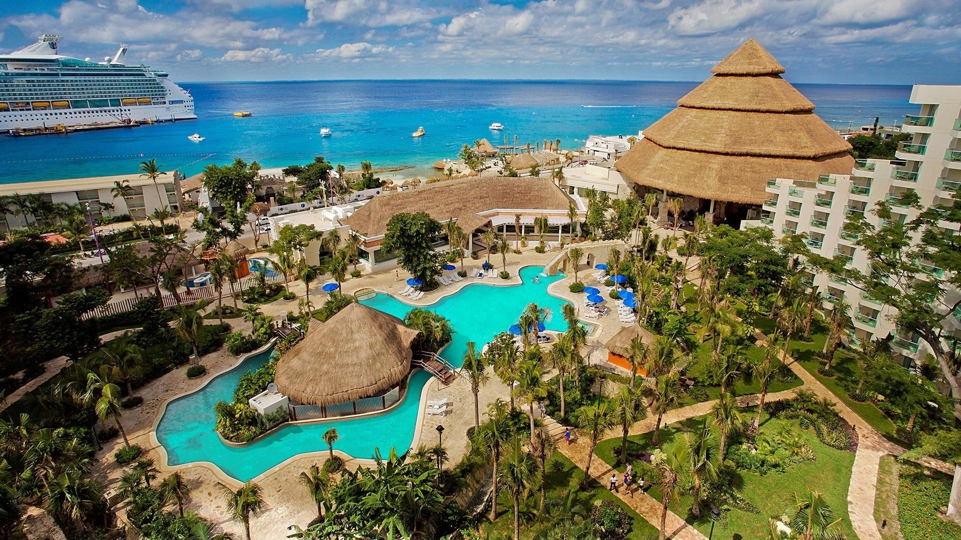 Panorámica de las instalaciones del Hotel Grand Park Royal Cozumel en el Caribe mexicano