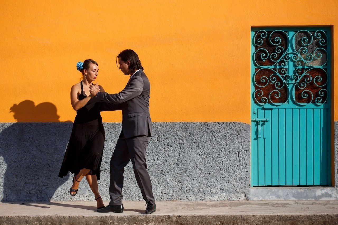 Pareja bailando milonga