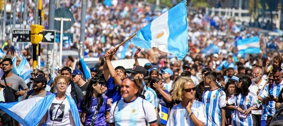 Argentinos celebrando la victoria en Qatar