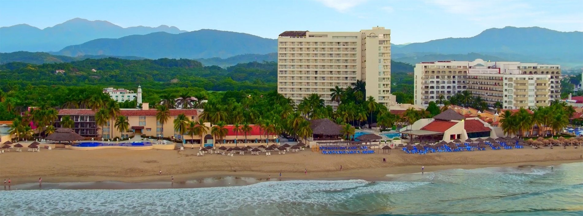 una vista aérea de una playa con un hotel en el fondo