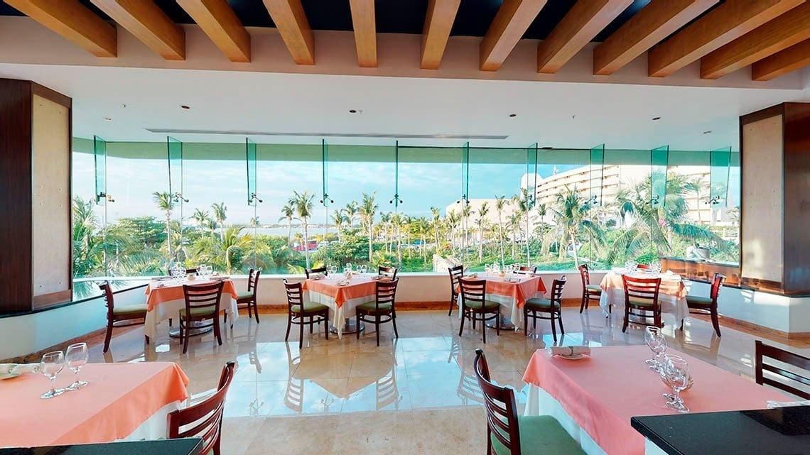 Restaurante com vista para o Mar do Caribe no Grand Park Royal Cancun Hotel
