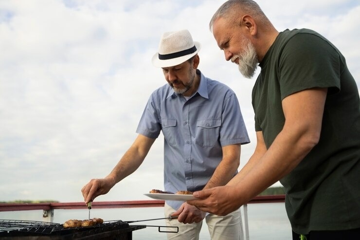 Dos hombres asando carne en Park royale, perfecto para celebrar el 4 de julio en Cancún